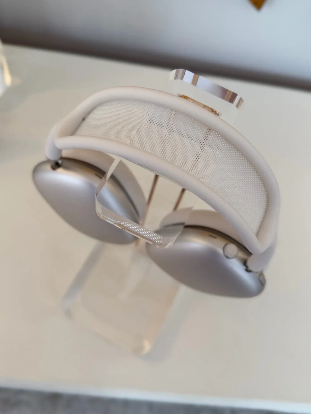 Apple AirPod Max 2 in Starlight